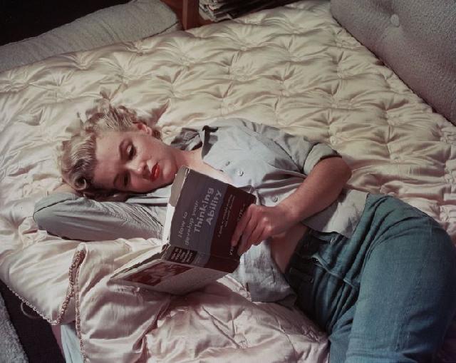 Η Marilyn Monroe διαβάζει το How to Develop Your Thinking Ability